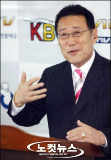 하일성위원이2006년KBO사무총장선임기자회견을하는모습.(자료사진=노컷뉴스)