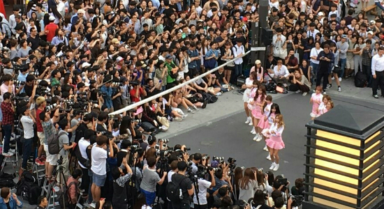 걸그룹 우주소녀 깜짝 등장에 신촌 들썩