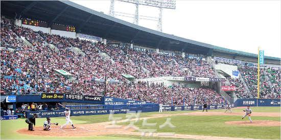 2016타이어뱅크KBO리그가700만관중돌파에이어역대최다관중기록경신을눈앞에뒀다.사진은올해최다관중1,2위를기록중인두산-LG의경기모습.(자료사진=윤창원기자)