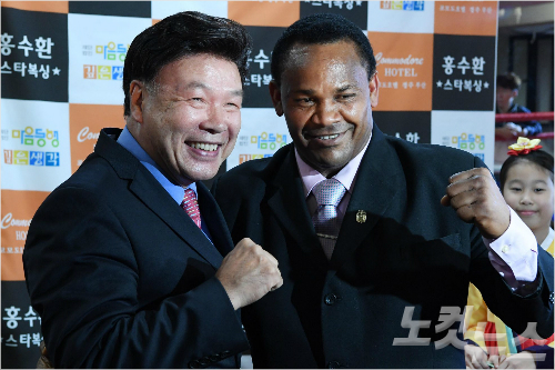 9일오후서울홍수환스타복싱체육관에서홍수환한국권투위원회(KBC)회장(왼쪽),1977년링에서맞붙었던복서파나마의엑토르카라스키야가만나기념촬영을하고있다.박종민기자