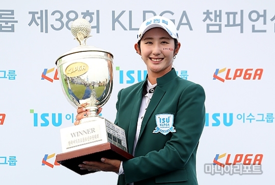 배선우가이수그룹KLPGA챔피언십우승트로피를들고있다.영종도(인천)=박태성기자
