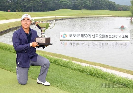 이경훈이우승트로피를들고기념촬영을하고있다.사진=조원범기자