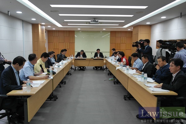 새누리당 부산지역 국회의원들이 긴급재해대책 및 한진해운 사태 관련 회의를 하고 있다.