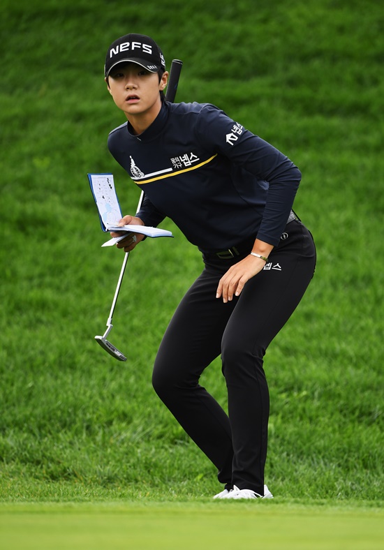 박성현이에비앙챔피언십라운드도중야디지북을들고그린을살피고있다.사진=LPGA제공