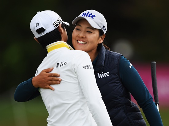 전인지와박성현이포옹하는모습.사진=LPGA제공
