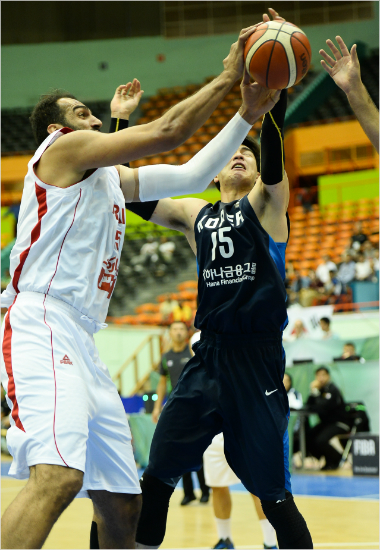 '크긴크네'한국농구대표팀김종규(15번)가19일(한국시각)이란과아시아챌린지결승에서상대장신센터하메드하다디와리바운드를다투고있다.(테헤란=대한농구협회)