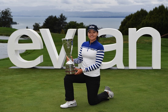에비앙챔피언십우승트로피를든전인지.사진=LPGA제공