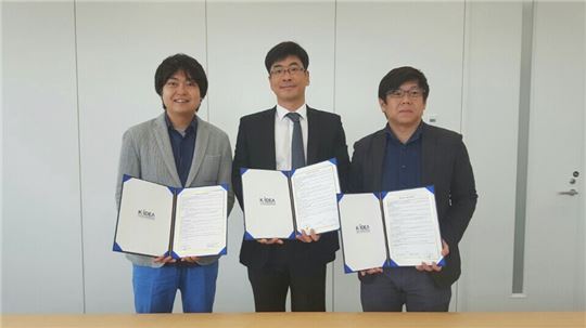 K-iDEA 강신철 협회장(가운데), JOGA 마사토 오치 공동대표이사(오른쪽), MCF 코타로 치바 대표이사(왼쪽)