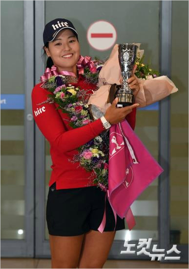 미국여자프로골프(LPGA)투어마지막메이저대회에비앙챔피언십에서최종21언더파로메이저대회최소타,최다언더파신기록으로우승을차지한전인지가20일오후인천공항을통해귀국하고있다.(인천공항=황진환기자)