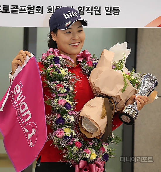 에비앙챔피언십우승컵을들어보이는전인지.인천공항=박태성기자