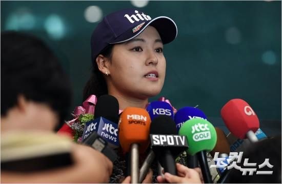 미국여자프로골프(LPGA)투어마지막메이저대회에비앙챔피언십에서최종21언더파로메이저대회최소타,최다언더파신기록으로우승을차지한전인지가20일오후인천공항을통해귀국,취재진의질문에답하고있다.(인천공항=황진환기자)