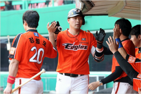 차세대거포로주목을받다가부상과부진이겹쳐20일웨이버공시요청된한화베테랑외야수김태완.(자료사진=한화)