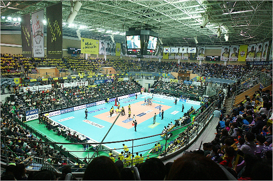 대한민국배구협회와한국배구연맹은22일'2016청주*KOVO컵배구대회'개막을앞두고선수등록과정의갈등을겪고있다.사진은2015~2016시즌V-리그남자부개막전.(사진=KOVO)