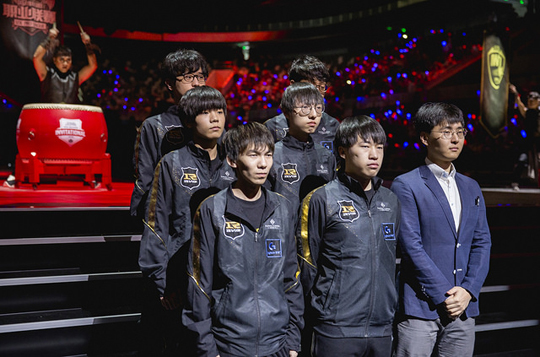 중국 LoL팀 로얄 네버 기브 업.