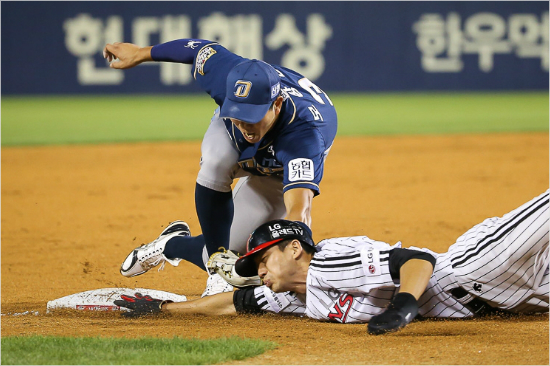 '잡았다,요놈'LG김용의(오른쪽)가21일NC와홈경기에서3회상대포수의견제에급히귀루했지만모창민의태그에아웃당하는모습.당초세이브판정이었지만비디오판독끝에아웃으로번복됐다.(잠실=NC)