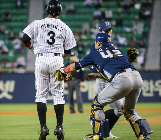 '히잉,히요미까지'LG루이스히메네스가21일NC와홈경기에서4회상대폭투때어정쩡한주루플레이로협살에걸려태그아웃되는모습.(잠실=NC)