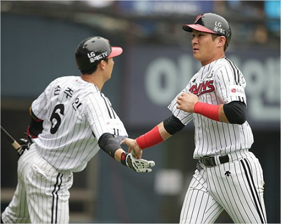 '형,같이조심해요'LG오지환(왼쪽)은올해20홈런과함께14도루로팀에활력을불어넣고있지만팀내최다인9번의도루실패도기록중이다.손주인은리그2위인10번의주루사를당했다.(자료사진=LG)