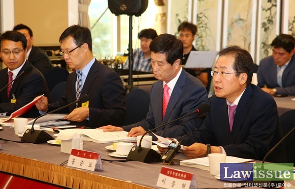 홍준표 경남도지사가 발언을 하고 있다.