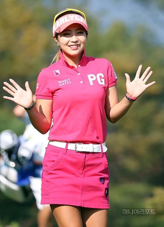 양수진이18번홀홀인원성공후기뻐하고있다.양수진은홀인원부상으로4500만원상당의SPYDERRT-리미티드로드스터를받게됐다.춘천(강원도)=박태성기자