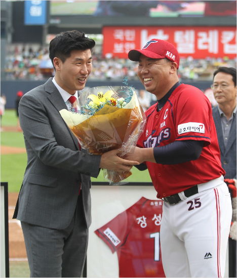 '성호형,기운좀주세요'KIA는25일케이티와수원원정에서승리를거두고27일LG와홈경기를잡는다면공동4위로도약할수있다.사진은지난11일케이티원정에서은퇴식을치른KIA-케이티출신장성호해설위원(왼쪽)에게KIA주장이범호가꽃다발을주는모습.(자료사진=KIA)