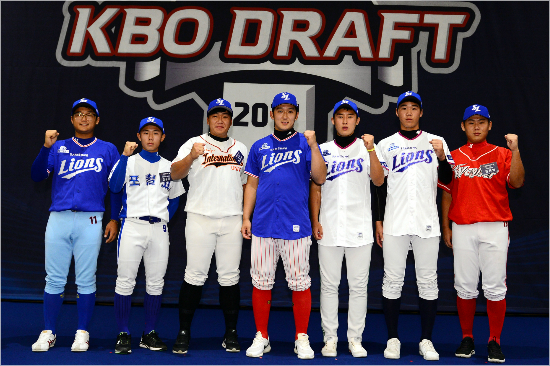 24일삼성과신인입단계약을마무리한최지광(왼쪽부터),김성윤,최종현,나원탁,김시현,장지훈,문용익.(자료사진=삼성)