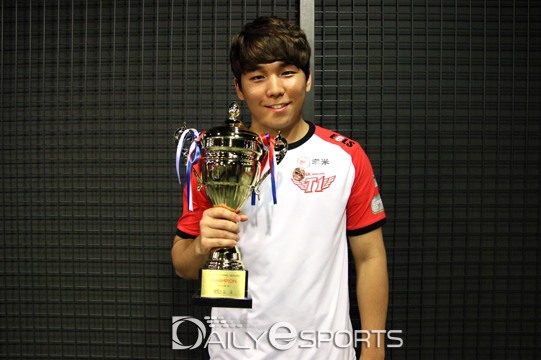 크로스 파이널에서 우승한 SK텔레콤 T1 박령우.