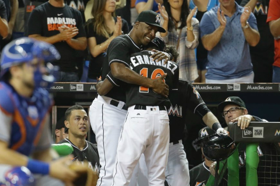 마이애미의디고든이27일(한국시각)뉴욕메츠와2016메이저리그경기에서1회초솔로홈런을터트리고베리본즈타격코치와포옹을나누고있다.(사진=마이애미트위터캡처)