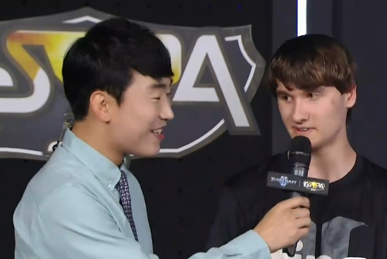 성승헌 캐스터(왼쪽)과 인터뷰하고 있는 알렉스 선더하프트(사진=스포티비게임즈 생중계 화면 캡처).
