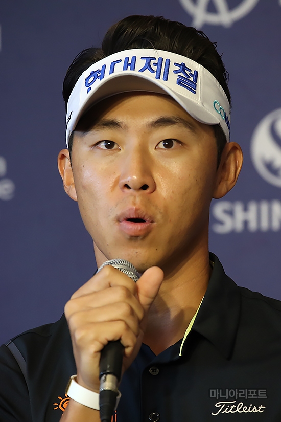 신한동해오픈공식인터뷰에나선최진호.인천=박태성기자
