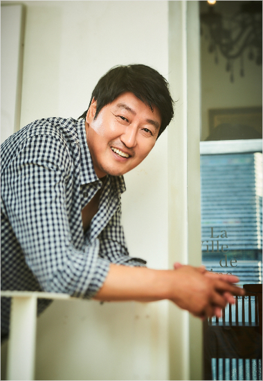 영화'밀정'에서일본경찰이정출역을맡은배우송강호.(사진=워너브러더스제공)