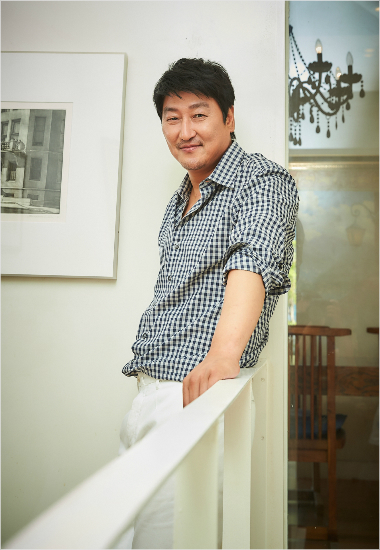 영화'밀정'에서일본경찰이정출역을맡은배우송강호.(사진=워너브러더스제공)
