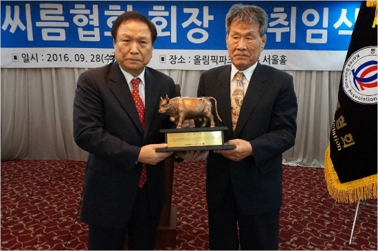 통합씨름협회신임박팔용회장(왼쪽)이28일회장이취임식에서전임박두진회장에게감사패를전하는모습.(사진=통합씨름협회)