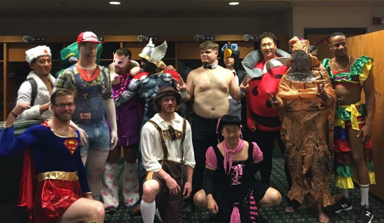 '쿨에이드맨'으로변신한이대호(오른쪽에서3번째)(사진=시애틀트위터캡처)