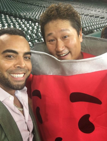 '쿨에이드맨'으로변신한이대호가팀동료넬슨크루즈와다정하게사진을찍었다.(사진=시애틀트위터캡처)