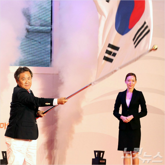 이기흥전체육회부회장이2012년런던올림픽결단식에서선수단장자격으로태극기를전달받아힘차게흔드는모습.(자료사진=노컷뉴스)