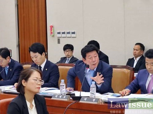 박재호의원이 질의를 하고 있다.