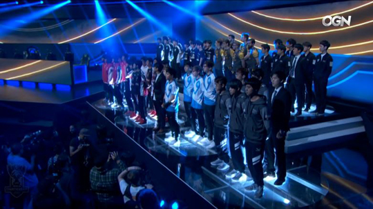 롤드컵 무대에 오른 16개팀. (사진=OGN 중계 캡처)