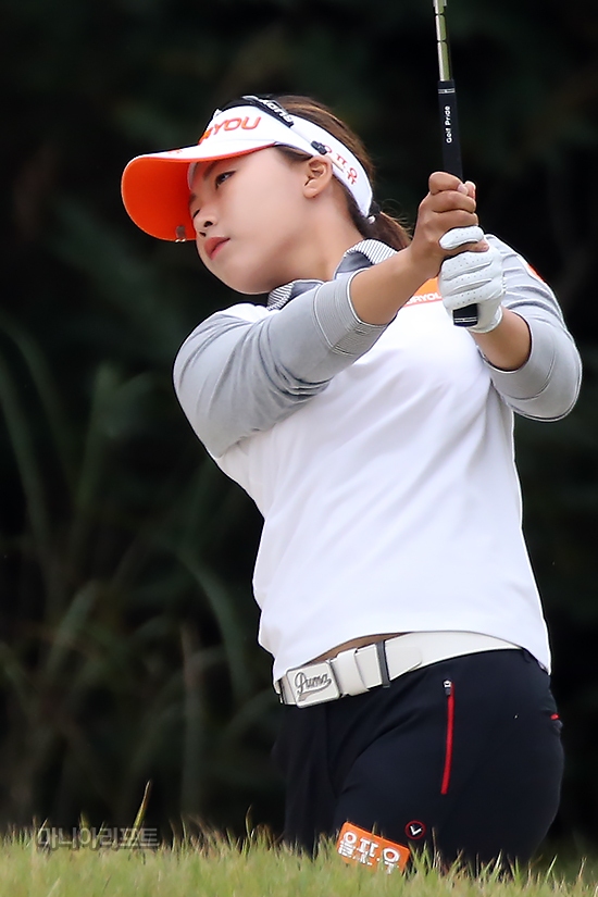 김지영이박세리인비테이셔널1라운드18번홀에서벙커샷을하고있다.여주=박태성기자