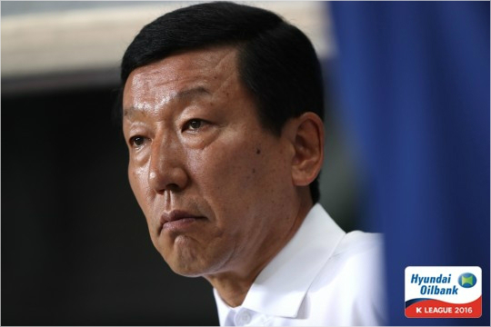 최강희전북현대감독은최근징계가확정된소속스카우트의심판매수와관련해자신과구단이책임을지고분명한입장이다.(사진=한국프로축구연맹제공)