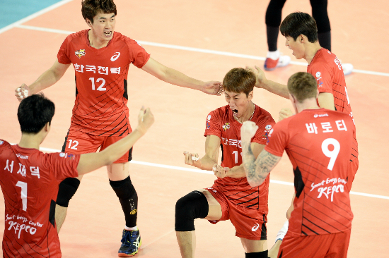 2일청주실내체육관에서열린2016청주·한국배구연맹프로배구대회한국전력과대한항공의준결승전에서윤봉우가블로킹을성공하고기뻐하고있다.(사진=한국배구연맹제공)