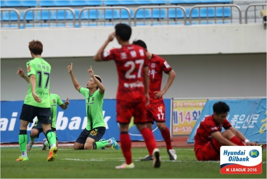 한국프로축구연맹의승점9점삭감징계이후처음으로경기에나선리그선두전북현대는상주원정에서김신욱의동점골로33경기무패행진을이어갔다.(사진=한국프로축구연맹제공)