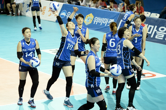 인삼공사 돌풍 잠재운 기업은행, 2년 연속 KOVO컵 우승