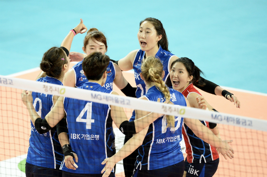 IBK기업은행의박정아가3일청주실내체육관에서열린2016청주·한국배구연맹(KOVO)컵프로배구대회KGC인삼공사와여자부결승전에서최우수선수에선정되는영광을안았다.(사진=한국배구연맹제공)