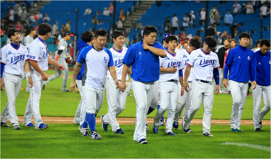 3일오후대구삼성라이온즈파크에서열린`2016프로야구`삼성라이온즈대LG트윈스경기에서LG가삼성에10대3으로승리를거뒀다.경기종료후삼성선수들이아쉬워하고있다(사진=삼성라이온즈)