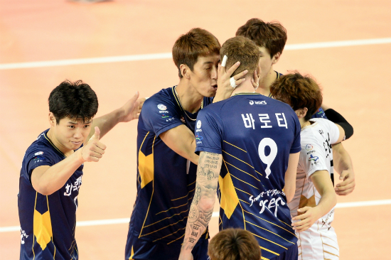 한국전력의윤봉우가3일청주실내체육관에서열린2016청주·한국배구연맹(KOVO)컵프로배구대회KB손해보험과결승전에서공격을성공시킨바로티를축하하고있다.(사진=한국배구연맹제공)