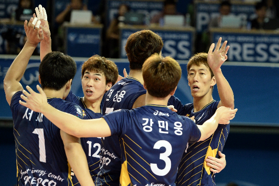 3일청주실내체육관에서열린2016청주·한국배구연맹(KOVO)컵프로배구대회한국전력과KB손해보험의결승전에서한국전력선수들이기뻐하고있다.(사진=한국배구연맹제공)