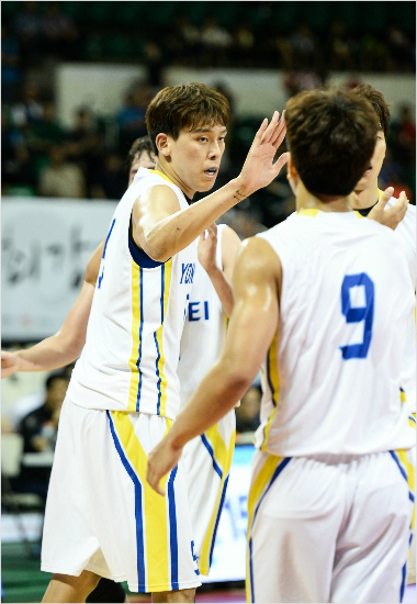 연세대에이스최준용은200cm가넘는장신에도1~5번까지두루소화할수있는스피드와기술을갖춘잠재력최강의인재다.(자료사진=대학농구연맹)