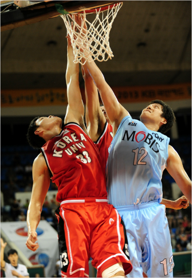 '이둘이한팀에서?'고려대이종현(왼쪽)과모비스함지훈이2013프로아마최강전에서리바운드를다투는모습.(자료사진=KBL)