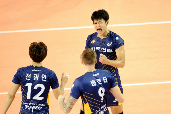 한국전력의서재덕이3일청주실내체육관에서열린2016청주·한국배구연맹컵프로배구대회KB손해보험과남자부결승전에서공격을성공시키고기뻐하고있다.(사진=한국배구연맹제공)