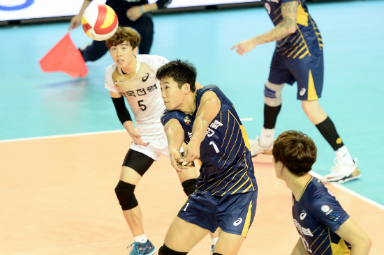 한국전력의서재덕이3일청주실내체육관에서열린2016청주·한국배구연맹컵프로배구대회KB손해보험과남자부결승전에서리시브를하고있다.(사진=한국배구연맹제공)